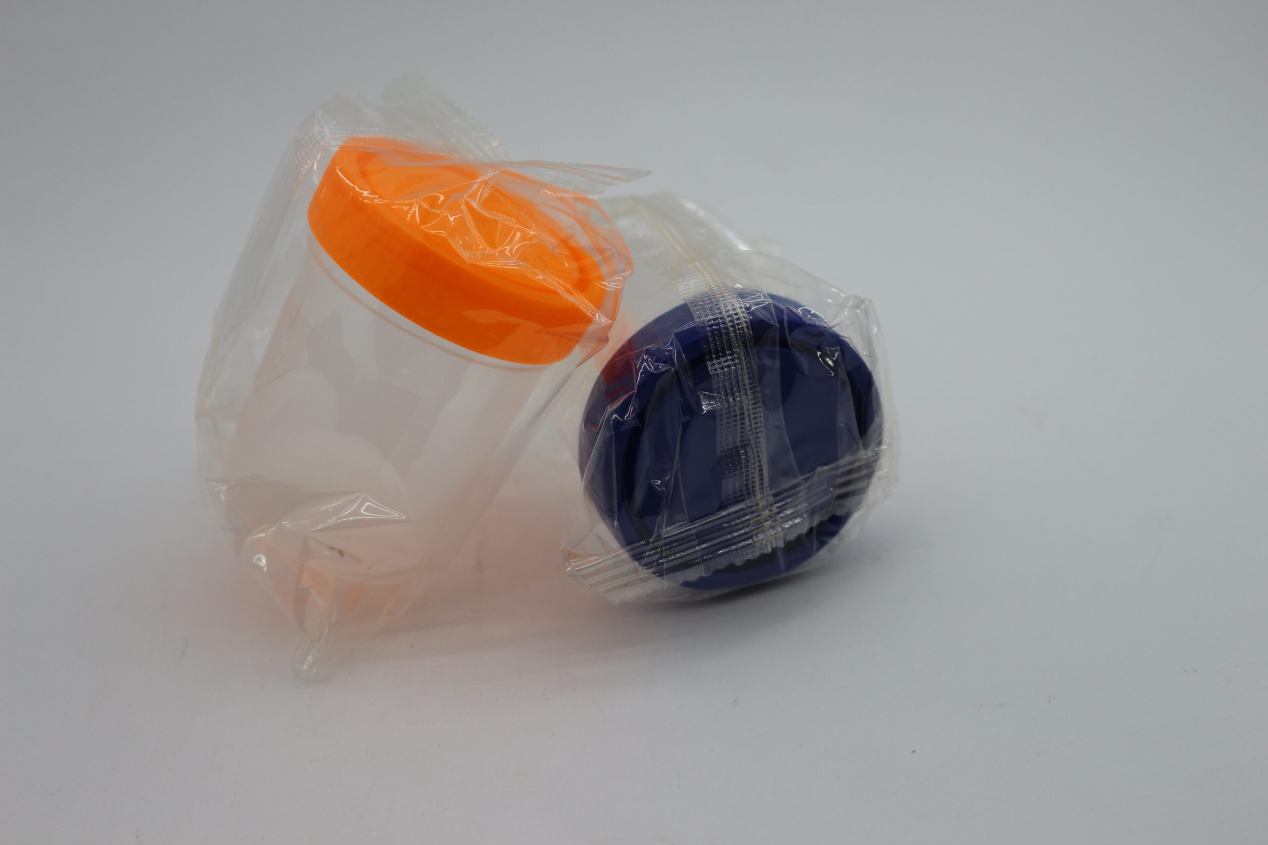 أكواب جمع عينات معقمة 100 قطعة 1 أكواب جمع عينات معقمة 100 قطعة These are medical specimen containers, also known as urine collection containers.
